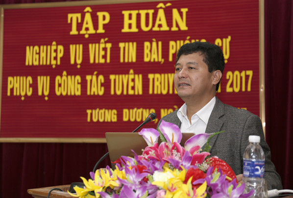 Đồng chí Phạm Trọng Hoàng Ủy viên BCH Đảng bộ tỉnh, Bí thư huyện ủy Tương Dương phát biểu khai giảng lớp tập huấn