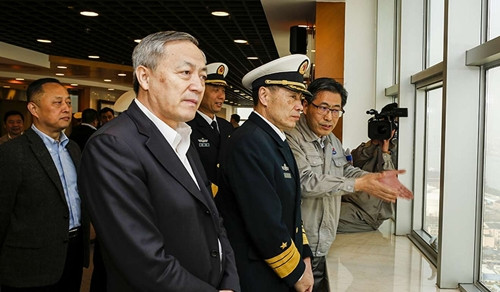 Ông Thẩm (giữa) trong chuyến thị sát công ty đóng tàu hôm 26/3. Ảnh: SCMP
