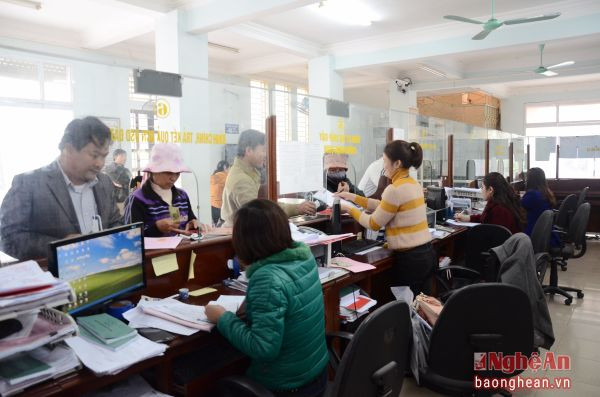 Giải quyết TTHC cho người dân tại Bộ phận một cửa liên thông của huyện Quỳnh Lưu. Ảnh tư liệu