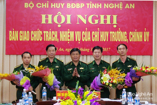 Trung tướng Phạm Huy Tập tặng hoa các đồng chi nghỉ chờ hưu và các đồng chí mới được bổ nhiệm. Ảnh: Hải Thượng