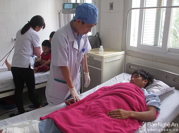 Bác sỹ phẫu thuật chính theo dõi quá trình hồi sức của bệnh nhân sau ca phẫu thuật. Ảnh: Thu Hiền