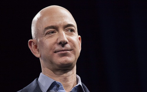Jeff Bezos, nhà sáng lập hãng bán lẻ trực tuyến Amazon - Ảnh: LA Times.