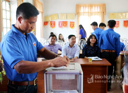 Các thành viên bỏ phiếu bầu hội đồng quản trị.