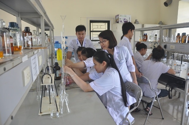Giờ thí nghiệm của sinh viên Trường ĐH Vinh. Ảnh tư liệu