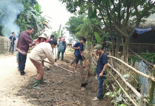 Cán bộ và nhân dân bản Cẩm Hòa, xã Cẩm Sơn (Anh Sơn) làm đường giao thông nông thôn mới. Ảnh: Thái Hiền