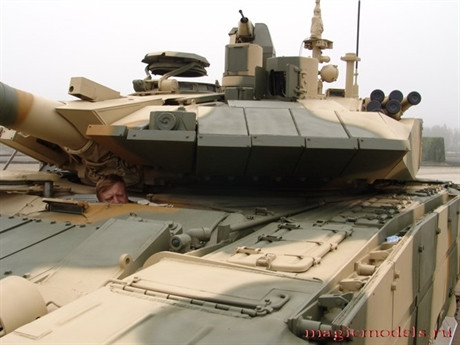 Theo những thông tin được công khai, ngoài tăng Abrams có nguồn gốc từ Mỹ, hiện nay Quân đội Kuwait được trang bị nhiều loại vũ khí hiện đại như máy bay chiến đấu F/A-18 (39 chiếc), trực thăng AH-64D (16 chiếc), hệ thống phòng không Patriot... tất cả đều do Mỹ sản xuất.