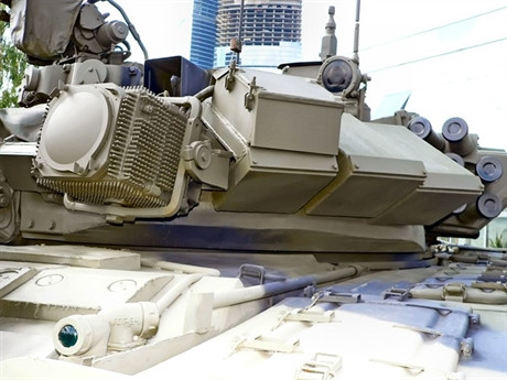 Hiện nay, cùng với việc Kuwait muốn mua T-90MS, Các tiểu Vương quốc Ả rập thống nhất (UAE) đàm phán mua tiêm kích đa năng Su-35, Iraq cũng đã công khai muốn mua T-90MS cho thấy, vũ khí Mỹ đang dần thất thế tại những nơi vốn được coi là thị trường truyền thống. (Ảnh trong bài: Xe tăng T-90MS thử nghiệm tại Kuwait).