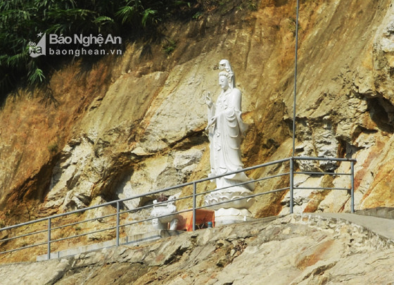 bức tượng Phật Quan âm Bồ tát cao hơn 2m và một chiếc lư hương lớn