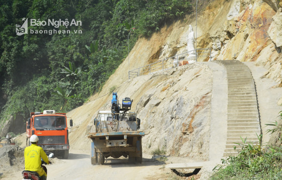Toàn bộ công trình xây dựng trái phép trên QL 16 do chủ đầu tư dự án thủy điện Đồng Văn thực hiện.