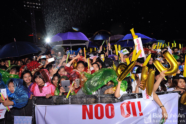 Khán giả TP Vinh mặc áo mưa, cầm ô đến xem thần tượng biểu diễn. Ảnh: Thành Cường