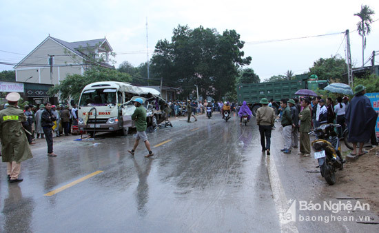 Có hàng trăm người ở trong vùng kéo đến hiện trường vụ tai nạn xảy ra vào chiều ngày 31/3 tại xã Nghĩa Xuân, huyện Quỳ Hợp, Nghệ An.