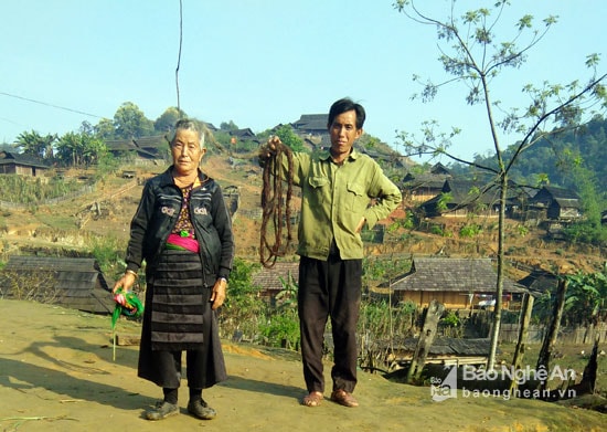 Ngày bình thường, cụ phải quấn mái tóc lại và đựng vào chiếc túi mang sau lưng.