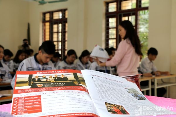 Giáo viên Trường THPT Lê Viết Thuật tư vấn cho học sinh cách chọn trường, chọn nghề. Ảnh: Mỹ Hà