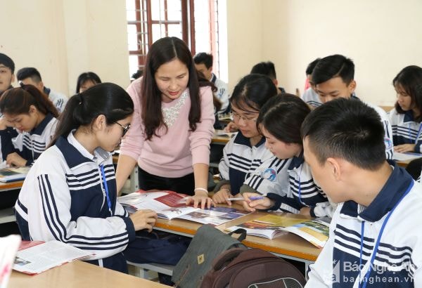 Học sinh lớp 12 tìm hiểu về thông tin tuyển sinh của các trườn đại học. Ảnh: Mỹ Hà