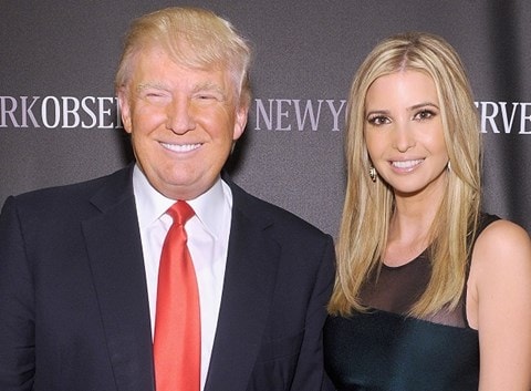 Ivanka đứng cạnh bố Donald Trump.