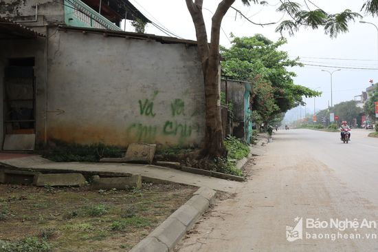 Trên tuyến đường một chiều qua khối 1 thị trấn Anh Sơn, một số nhà dân ngang nhiên biến vỉa hè thành đất mặt tiền để xây dựng nhà cửa. Ảnh: Huyền Mỹ.