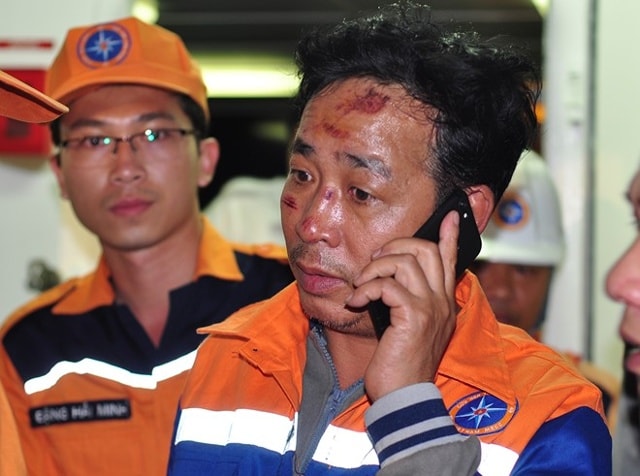 Thuyền trưởng Nguyễn Viết Thắng gọi điện cho người thân khi vào cảng. 