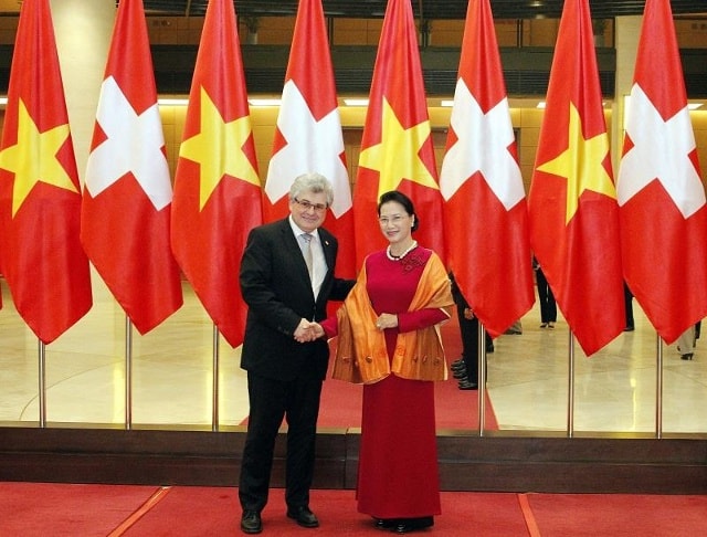 Chủ tịch Quốc hội Nguyễn Thị Kim Ngân đón Chủ tịch Thượng viện Liên bang Thụy Sỹ Ivo Bischofberger. 