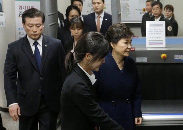 Cựu tổng thống Hàn Quốc Park Geun Hye rời khỏi tòa án trung tâm Seoul sau khi kết thúc phiên điều trần tối 30/3 - Ảnh: Reuters​