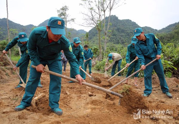 Dân quân tự vệ huyện Con Cuông giúp dân mở đường năm 2017.  Ảnh: Hồ Phương