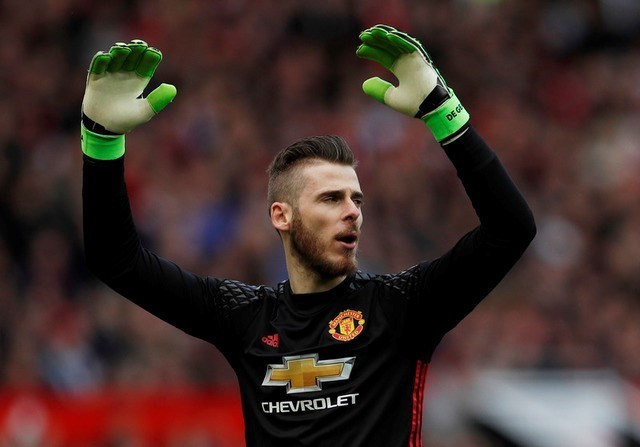 De Gea bắt bóng lỏng tay sau cú sút xa của Fletcher. Bóng dội xà ngang trước khi đập trở lại.