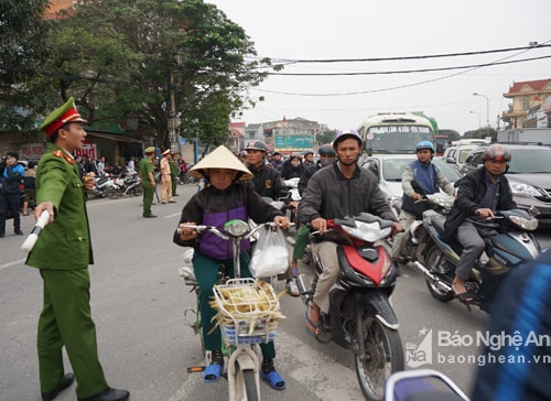 Giao thông tắc nghẽn sau vụ tai nạn. Ảnh: Thành Cường