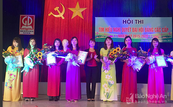 Lãnh đạo Thị ủy Thái Hòa trao thưởng cho các tập thể và cá nhân đạt giải. Ảnh: Hoàng Long
