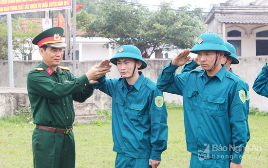 Đại tá Trần Văn Hùng kiểm tra nội dung huấn luyện điều lệnh của dân quân xã Nghi Tiến, Nghi Lộc. Ảnh: Hoàng Anh