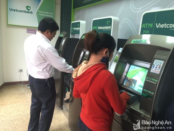 Khách hàng giao dịch tại ATM Vietinbank.Ảnh: Việt Phương