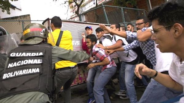 Một nhóm sinh viên biểu tình bên ngoài Tòa án Tối cao tại Caracas, thủ đô Venezuela.Ảnh: AP