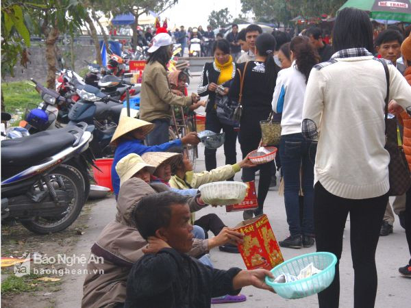 Người ăn xin ở lối vào đền Hoàng Mười, xã Hưng Thịnh(Hưng Nguyên). Ảnh: Phan Nguyễn