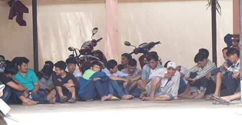 huy dong 35 nguoi di huyet chien giai cuu vo trong khach san hinh 2