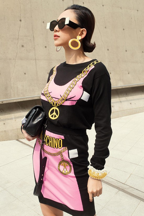 Ở ngày đầu tiên của sự kiện, giọng ca Ngày mai nổi bật với cây đồ từ thương hiệu Moschino. Cô kết hợp bộ váy bắt mắt cùng loạt phụ kiện theo tông hồng và cầm túi Chanel.