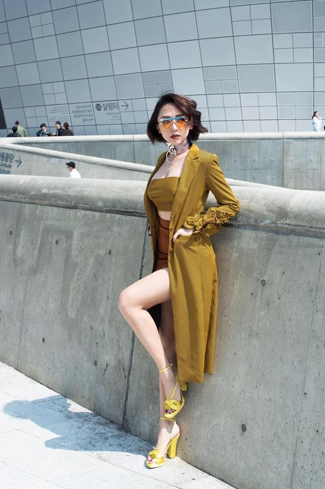 Trưa 28/3, Tóc Tiên tiếp tục làm nóng street style tại Seoul Fashion Week 2017 trong trang phục trễ nải của thương hiệu thời trang trong nước. Giọng ca Em không là duy nhất khéo kết hợp với kính mắt và giày cùng tông.