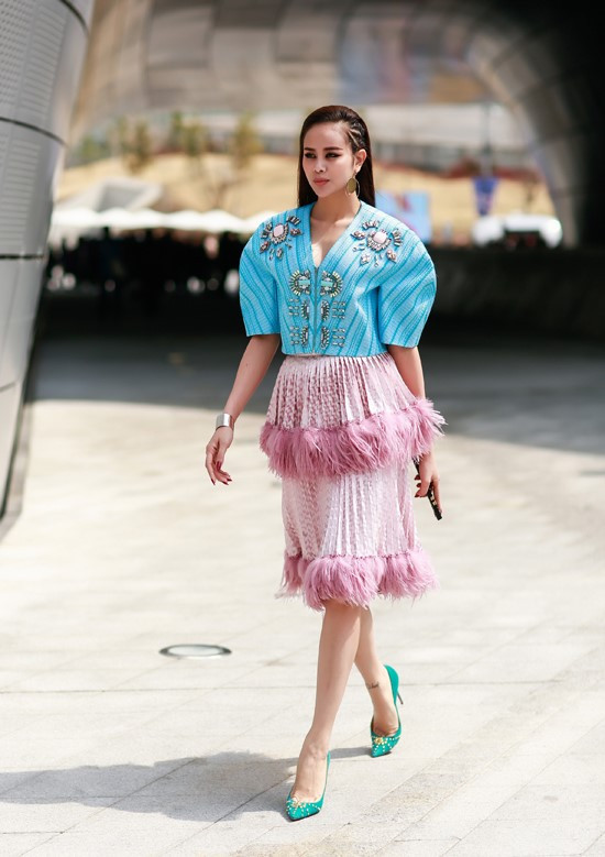 Cùng góp mặt ở Tuần lễ Thời trang Seoul có Sella Trương. Nữ diễn viên chọn hình ảnh nữ tính với set trang phục chất liệu dập nổi cầu kỳ, màu sắc tươi tắn.