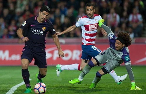 Suarez thi đấu nổi bật trong chiến thắng của Barca. Ảnh: Reuters.
