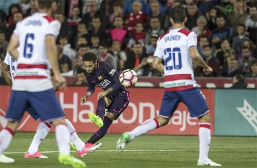 Neymar thường xuyên tạo áp lực cho đối thủ từ cánh trái của Barca.