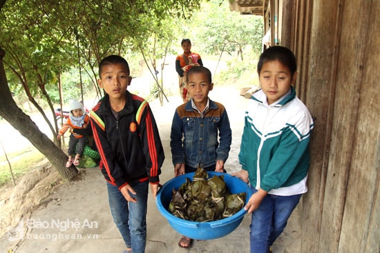 Theo các già làng người Khơ Mú, mỗi lần tổ chức lễ, Tết moọc cá là món ăn không thể thiếu để dâng lên thần linh núi rừng. Loài vật sống dưới nước này sẽ giúp bà con ngăn cản lũ lụt, hạn hán, mùa màng tươi tốt và bội thu. Ảnh: Đào Thọ