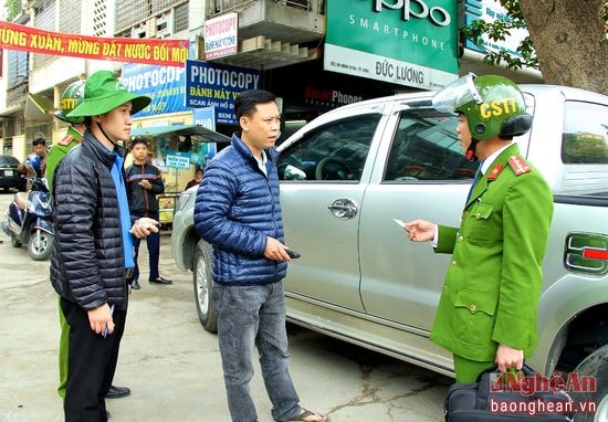 oàn viên phối hợp cùng Công an Thành phố cử lực lượng cảnh sát giao thông, cảnh sát trật tự, cảnh sát khu vực phối hợp với lực lượng thanh niên tình nguyện tăng cường kiểm tra, xử lý cương quyết các hành vi vi phạm. Ảnh: Mỹ Nga