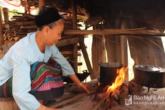 7.Bà Vi Thị Liên trú tại bản Cánh Tráp, Tam Thái cho hay: Món canh ngọn húa sán (ngọn lụi) ăn rất mát, bổ. Đặc biết món này còn là một vị thuốc sẽ giúp cho bà mẹ đang cho con bú có thêm nhiều sữa. Bà…..lưu ý khi nấu cho người đang cho con bú không nên bỏ lá lốt và lõi cấy chuối vì dễ gây nên tình trạng kho sửa, thay vào lá lốt và lõi chuối bằng lá bù ngọt. Ảnh: Đình Tuân