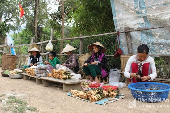 Do được nhiều người ưa thích nên ngọn lụi được bày bán nhiều ở các chợ vùng cao. Ảnh: Đình Tuân