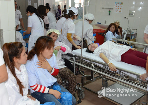 50 công nhân Công ty TNHH điện tử BSE Việt Nam phải nhập viện do ngộ độc. Ảnh: Thành Chung.