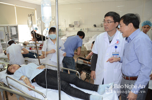 Lãnh đạo Sở Y tế thăm hỏi, động viên bệnh tình các công nhân bị ngộ độc. Ảnh: Thành Chung.