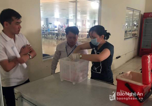  Chi cục ATVSTP tỉnh Nghệ An lấy mẫu thức ăn về kiểm nghiệm tìm nguyên nhân ngộ độc. Ảnh: Thành Chung.