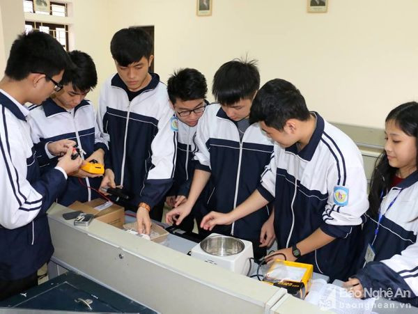 Đội tuyển Vật lý tham dự vòng 2 chọn đội tuyển quốc gia của Trường THPT chuyên Phan Bội Châu. Ảnh: Mỹ Hà