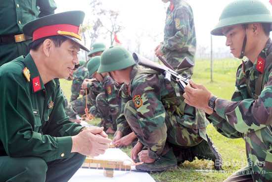 Đại tá Trần Văn Hùng kiểm tra kỹ năng gói buộc lượng nổ của các chiến sỹ mới thuộc Tiểu đoàn 41 (Trung đoàn 764). Ảnh: Phong Quang