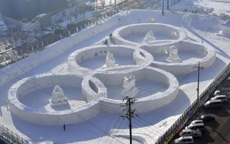 Công trình điêu khắc bằng tuyết tại gần địa điểm diễn ra Olympic 2018 ở Pyeongchang, Hàn Quốc. Ảnh: AFP.