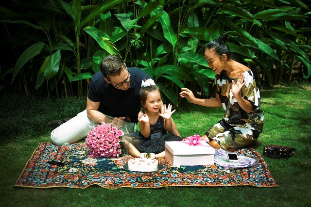 Nhân dịp con gái cưng tròn 3 tuổi, gia đình nhỏ của Đoan Trang thực hiện bộ ảnh kỷ niệm. Đặc biệt, những hình ảnh này do chính em trai của nữ ca sĩ là đạo diễn Cao Trung Hiếu thực hiện.    