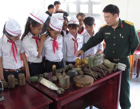 hướng dẫn cho các em học sinh cách nhận biết, phòng tránh BMVN còn sót lại sau chiến tranh