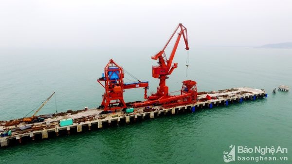 Sẵn sàng nối nhịp cầu cảng Nghi Thiết. Ảnh: Nguyên Hùng